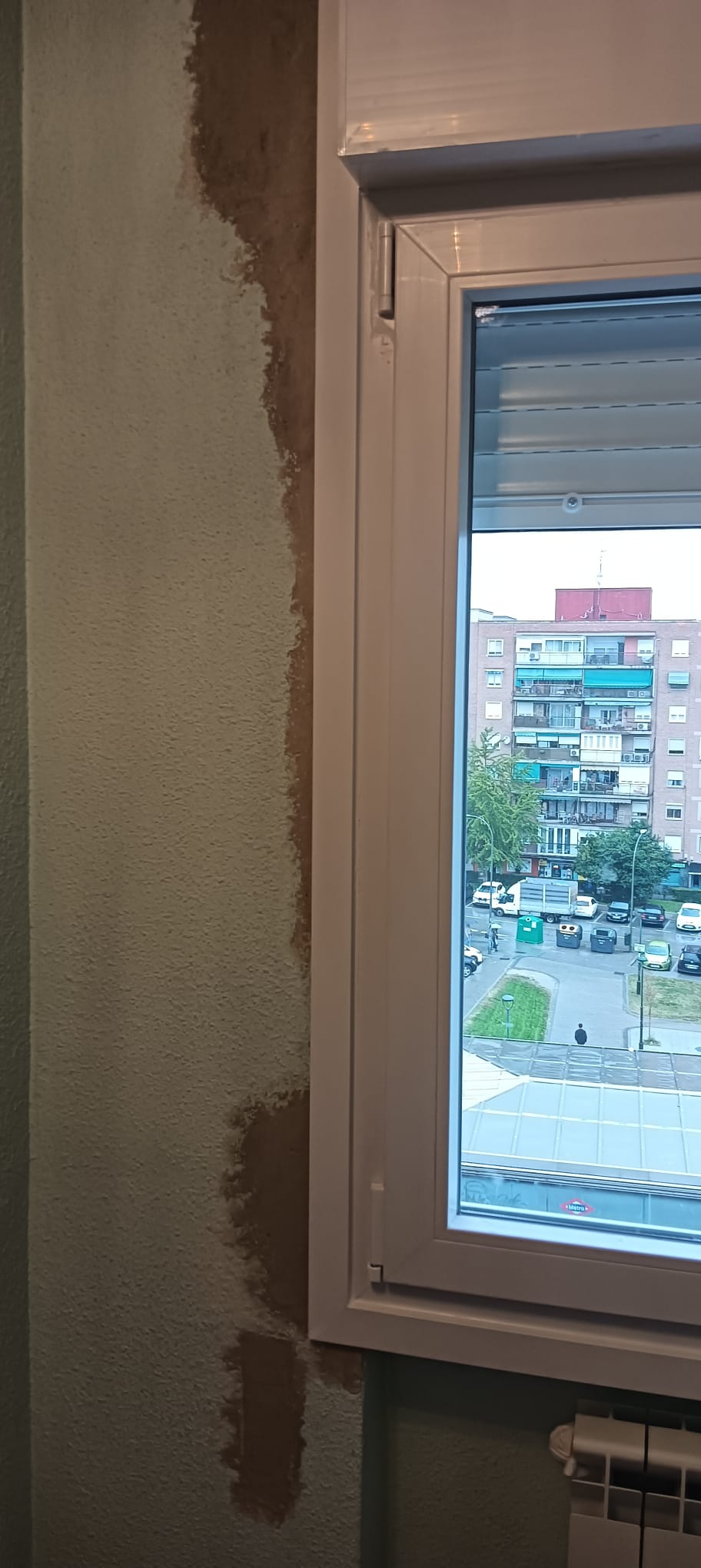 VENTANAS VIVIENDA CON EMBOCADURA DE CHAPA POR LA PARTE EXTERIOR